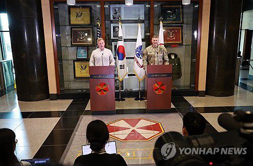 미국 육군장관 방한 미디어 간담회(평택=연합뉴스) 홍해인 기자 = 대니얼 드리스콜 미국 육군장관(왼쪽)과 윌리엄 테일러 미8군 사령관 직무대행이 1일 경기도 평택시 캠프 험프리스에서 미디어 간담회를 하고 있다. 2025.10.2 hihong@yna.co.kr