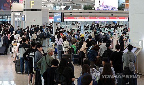 인천공항, 추석 연휴 맞아 북적북적(영종도=연합뉴스) 김인철 기자 = 추석 연휴를 앞둔 2일 인천국제공항 제1여객터미널에서 여행객들이 탑승 수속을 위해 줄을 서고 있다. 2025.10.2 yatoya@yna.co.kr