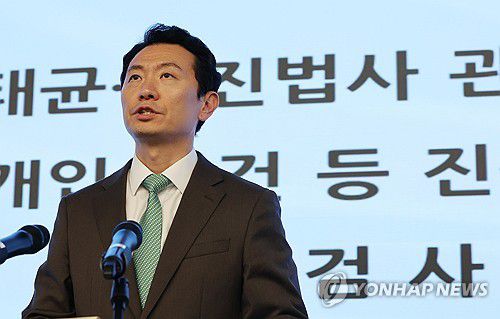 브리핑 하는 박상진 특검보(서울=연합뉴스) 이진욱 기자 = 김건희 여사와 관련 의혹을 수사 중인 민중기 특별검사팀의 박상진 특검보가 2일 서울 종로구 특검 사무실에서 브리핑을 하고 있다. 2025.10.2 cityboy@yna.co.kr