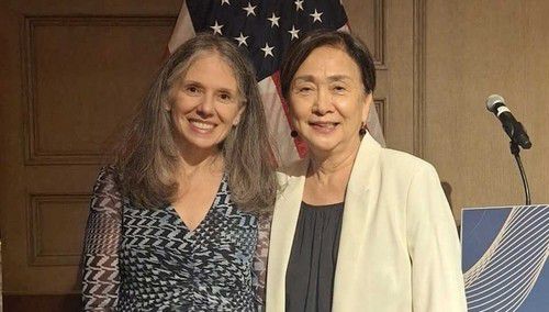 줄리 이더 주홍콩·마카오 미국 총영사(왼쪽)와 에밀리 라우 전 홍콩 민주당 주석[홍콩 현지매체 HK01캡처. 재판매 및 DB금지]