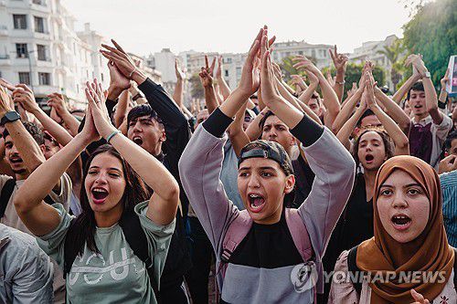 2일(현지시간) 모로코 카사블랑카의 청년 시위대[AP 연합뉴스 자료사진. 재판매 및 DB 금지]
