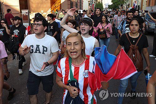 지난 9월 28일 파라과이 아순시온에서 열린 시위에 참여한 시민들.[EPA=연합뉴스. 재판매 및 DB 금지]