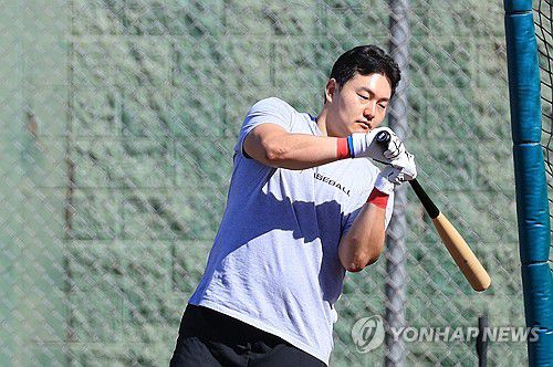 배트 휘둘러보는 최지만(스코츠데일[미국 애리조나주]=연합뉴스) 신현우 기자 = 지난해 미국프로야구 메이저리그(MLB) 뉴욕 메츠에서 방출된 최지만이 18일(현지시간) LG 트윈스 스프링캠프가 열리고 있는 미국 애리조나주 스코츠데일 인디언 스쿨 공원 야구장에서 LG 선수단과 타격 훈련하며 배팅 케이지에 들어가기에 앞서 배트를 휘둘러보고 있다. 2025.2.19 nowwego@yna.co.kr