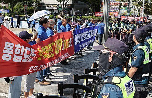 전주·완주 통합 반대 집회(완주=연합뉴스) 임채두 기자 = 윤호중 행정안전부 장관이 전북 완주군 이서면 지방자치인재개발원을 방문한 지난달 3일 전주·완주 통합에 반대하는 주민들이 집회를 하고 있다. [연합뉴스 자료사진]