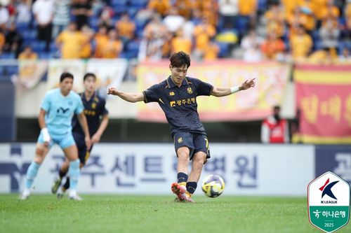 페널티킥 차는 광주FC 오후성.[한국프로축구연맹 제공. 재판매 및 DB 금지]