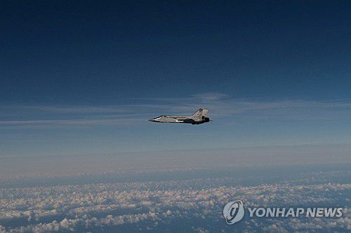 에스토니아 영공 침범에 가담한 러시아 미그(MiG)-31 전투기를 스웨덴군이 발트해 상공에서 포착해 공개한 사진.[로이터=연합뉴스. 재판매 및 DB 금지]
