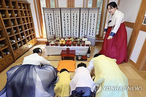 차례상 차림과 예법 시연[연합뉴스 자료사진