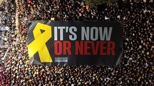 '지금이 아니면 영원히 안 된다'4일(현지시간) 텔아비브미술관 앞 '인질 광장' 수놓은 대형 플래카드. [이스라엘 인질·실종자가족포럼 제공. 재판매 및 DB 금지]