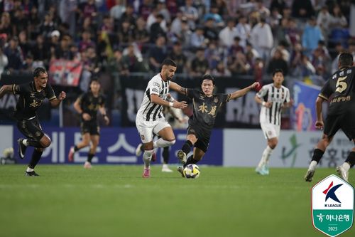 접전을 펼치는 서울과 수원FC[한국프로축구연맹 제공. 재판매 및 DB 금지]