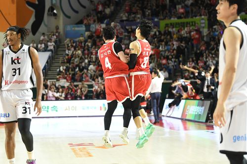 슛 성공하고 김낙현(4번)과 세리머니하는 SK 안영준[KBL 제공. 재판매 및 DB 금지]