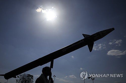 예멘 친이란 반군 후티 지지자가 들고 있는 모형 미사일[EPA 연합뉴스 자료사진. 재판매 및 DB 금지]