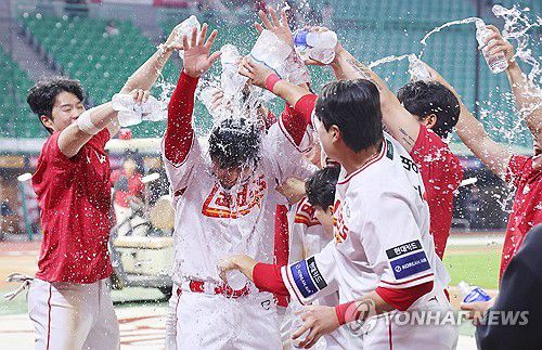 500홈런 달성, 축하 물세례 받는 최정(인천=연합뉴스) 임순석 기자 = SSG 최정이 13일 인천 SSG랜더스필드에서 열린 프로야구 2025 신한 SOL 뱅크 KBO리그 NC 다이노스와 SSG 랜더스의 경기에서 6-3으로 승리한 후 동료들로부터 KBO 리그 최초 통산 500홈런 달성 축하를 물세례를 받고 있다. 2025.5.13 soonseok02@yna.co.kr