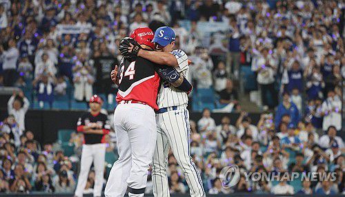 마지막 마운드 끝낸 오승환(대구=연합뉴스) 김현태 기자 = 30일 대구 삼성라이온즈파크에서 열린 KIA와 삼성의 경기. 9회 초 이날 은퇴식을 하는 삼성의 마무리투수 오승환이 마운드에서 역투를 끝내고 타석에 있던 KIA 최형우와 인사하고 있다. 2025.9.30 mtkht@yna.co.kr