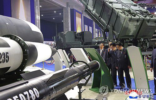 북한, 무장장비 전시회 3년 연속 개최(평양 조선중앙통신=연합뉴스) 북한이 방위산업 박람회와 유사한 무장장비전시회를 3년 연속 개최해 무기체계 발전을 과시했다. 조선중앙통신은 무장장비전시회 '국방발전-2025'가 4일 평양에서 개막했다고 5일 보도했다. 개막식에서는 김정은 국무위원장이 참석해 연설을 했다. 2025.10.5      [국내에서만 사용가능. 재배포 금지. For Use Only in the Republic of Korea. No Redistribution] nkphoto@yna.co.kr