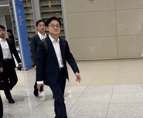 방미 마치고 귀국하는 김정관 산업통상부 장관    (영종도=연합뉴스) 김동규 기자 = 6일 오전 인천공항 제2터미널 입국장을 통해 김정관 산업통상부 장관이 귀국하고 있다. 김 장관은 지난 4일(현지시간) 미국 뉴욕을 방문해 하워드 러트닉 미 상무부 장관과 한미 관세 협상 관련 후속 협의를 이어갔다. dkkim@yna.co.kr (끝)