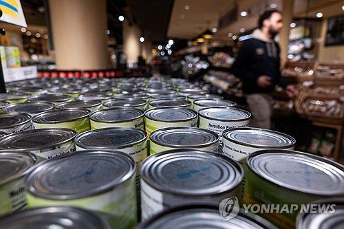 미국 식료품점에 진열된 통조림(뉴욕 게티이미지 AFP=연합뉴스 자료사진) 2025년 2월 11일 미국 뉴욕의 한 식료품점에 진열된 통조림. (Spencer Platt/Getty Images/AFP) 2025.10.6.