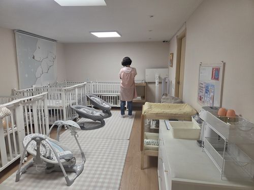 추석 당일인 6일 봉사자 마승희씨가 아기방에서 아이를 돌보고 있는 모습[촬영 박수현]