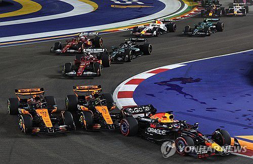 1랩 3번 코너에서 경쟁하는 랜도 노리스(오른쪽)와 오스카르 피아스트리[로이터=연합뉴스]