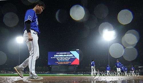 계속된 폭우에 KS 최초 서스펜디드 게임(광주=연합뉴스) 김도훈 기자 = 21일 광주 기아챔피언스필드에서 열린 2024 신한 SOL뱅크 KBO 포스트시즌 한국시리즈 1차전 삼성 라이온즈와 KIA 타이거즈의 경기가 서스펜디드 선언으로 우천 취소된 뒤 관련 안내문이 대형 스크린에 띄워져 있다.       남은 경기는 22일 오후 4시 6회초 무사 1, 2루 상황에서 계속된다. 2024.10.21 superdoo82@yna.co.kr
