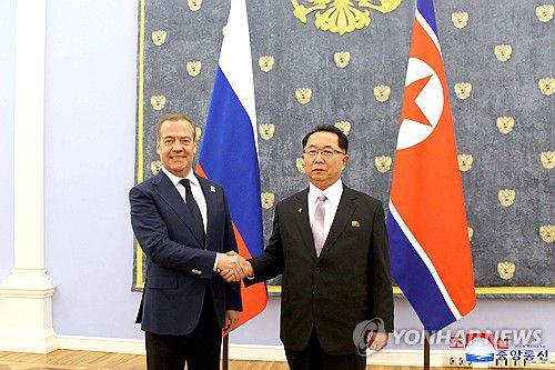 러시아 메드베데프 부의장 만난 리히용 북한 당 비서(평양 조선중앙통신=연합뉴스) 리히용 북한 당 비서(오른쪽)가 지난 26일 러시아 드미트리 메드베데프 국가안보회의 부의장을 만났다고 조선중앙통신이 28일 보도했다. 2025.2.28      [국내에서만 사용가능. 재배포 금지. For Use Only in the Republic of Korea. No Redistribution] nkphoto@yna.co.kr