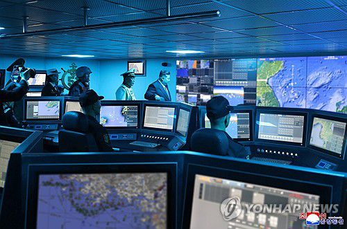 김정은, 구축함 최현호 참관(평양 조선중앙통신=연합뉴스) 김정은 북한 국무위원장이 5일 무장장비전시회 참관 일정으로 5천t급 신형 구축함 '최현호'를 돌아봤다고 조선중앙통신이 6일 보도했다.2025.10.6      [국내에서만 사용가능. 재배포 금지. For Use Only in the Republic of Korea. No Redistribution] nkphoto@yna.co.kr