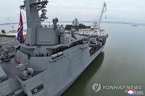 김정은, 구축함 최현호 참관(평양 조선중앙통신=연합뉴스) 김정은 북한 국무위원장이 5일 무장장비전시회 참관 일정으로 5천t급 신형 구축함 '최현호'를 돌아봤다고 조선중앙통신이 6일 보도했다.2025.10.6      [국내에서만 사용가능. 재배포 금지. For Use Only in the Republic of Korea. No Redistribution] nkphoto@yna.co.kr