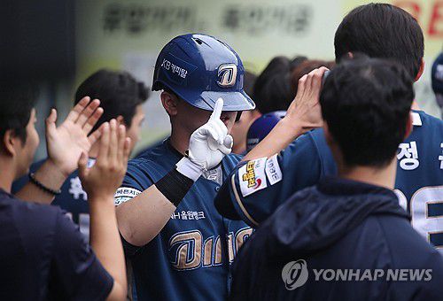 '1점 홈런'(대구=연합뉴스) 김현태 기자 = 6일 대구 삼성라이온즈파크에서 열린 2025 KBO 포스트시즌 와일드카드 1차전 삼성 라이온즈와 NC 다이노스의 경기. 5회초 1사 상황에서 타석에 들어선 NC 김형준이 솔로홈런을 친 후 동료들의 축하를 받으며 손가락으로 숫자 1을 만들어 보이고 있다. 2025.10.6 mtkht@yna.co.kr