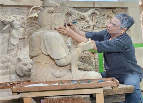 작업하는 허길량 장인의 모습