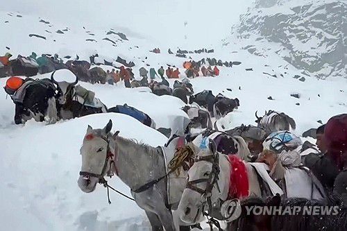 에베레스트산 고립 등산객 구조대지난 4일(현지시간) 중국 시짱(티베트)자치구의 에베레스트산 동쪽 경사면 일대에서 눈보라에 고립된 등산객들을 구조하기 위해 구조대가 산을 오르는 모습. 2025.10.06 [신화 연합뉴스 자료사진. 재판매 및 DB 금지]