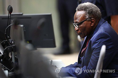 피고인석에 앉아 있는 압드알라흐만[EPA 연합뉴스]