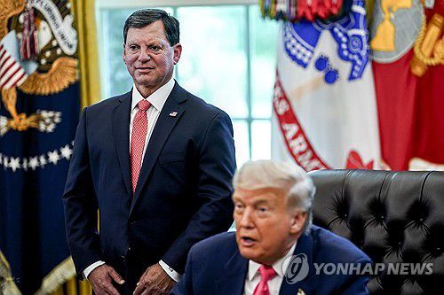 트럼프 대통령 옆에 선 비시냐노 SSA 국장[UPI 연합뉴스 자료사진]