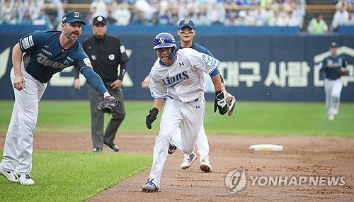 '잡았다!'(대구=연합뉴스) 김현태 기자 = 6일 대구 삼성라이온즈파크에서 열린 2025 KBO 포스트시즌 와일드카드 1차전 삼성 라이온즈와 NC 다이노스의 경기. 1회말 1사 주자 1루 상황에서 타석에 들어선 삼성 구자욱의 병살타로 2루로 향하던 1루주자 이재현이 상대 수비에 잡히고 있다. 2025.10.6 mtkht@yna.co.kr