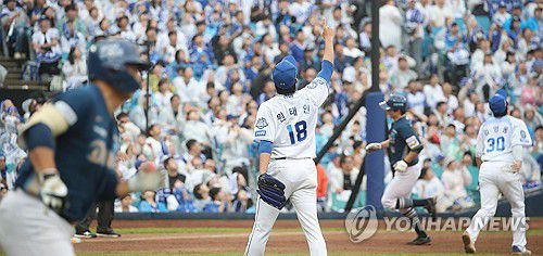 '오늘은 1승'(대구=연합뉴스) 김현태 기자 = 7일 대구 삼성라이온즈파크에서 열린 2025 KBO 포스트시즌 와일드카드 2차전 삼성 라이온즈와 NC 다이노스의 경기. 삼성 선발투수 원태인이 4회 초 NC 오영수의 높이 뜬 타구를 가리키고 있다. 2025.10.7 mtkht@yna.co.kr