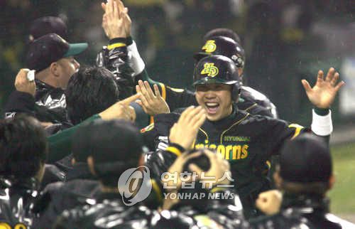 프로야구 한국시리즈 현대 환호2004.11.1. (서울=연합뉴스) scoop@yna.co.kr  <저작권자 ⓒ 2004 연합뉴스. 무단전재-재배포 금지.>