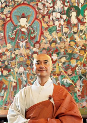 조계사 신중도 앞에 선 현주스님[촬영 이세원]