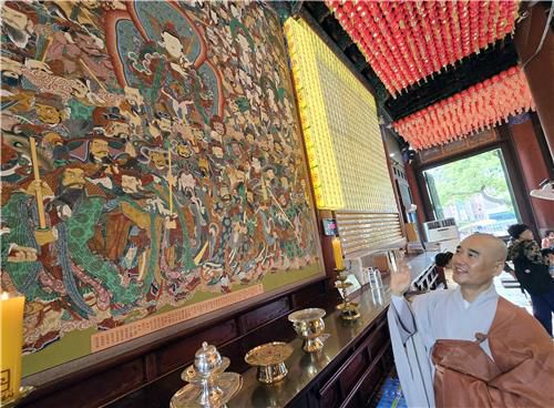 현주스님과 조계사 대웅전의 신중도(서울=연합뉴스) 이세원 기자 = 단행본 '신중도의 세계'(불광출판사)를 출간한 현주스님이 1일 서울 종로구 소재 조계사 대웅전에서 있는 신중도에 관해서 설명하고 있다.