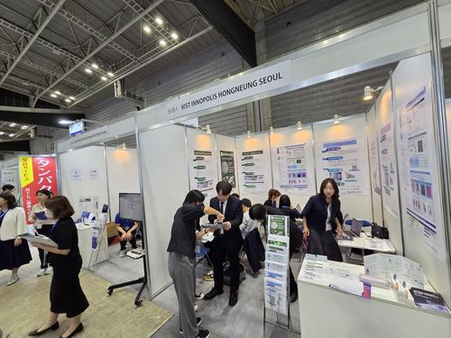 KIST 이노폴리스 홍릉 서울 부스(사진 오른쪽)와 서울대 부스[촬영 최현석]
