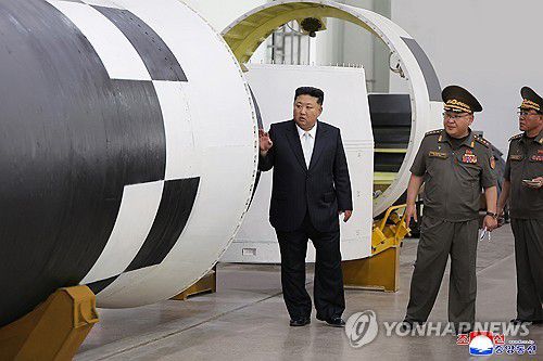 김정은, 미사일 엔진 개발 연구소 방문(평양 조선중앙통신=연합뉴스) 김정은 북한 국무위원장이 지난 1일 미사일총국 산하 화학재료종합연구원 연구소를 방문해 탄소섬유복합재료를 이용한 대출력 고체발동기 제작 및 지상분출시험 결과를 보고받고 계열생산토대구축 문제를 협의했다고 조선중앙통신이 2일 보도했다. 2025.9.2      [국내에서만 사용가능. 재배포 금지. For Use Only in the Republic of Korea. No Redistribution] nkphoto@yna.co.kr