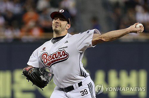 두산 선발 잭 로그(서울=연합뉴스) 서명곤 기자 = 25일 서울 송파구 잠실구장에서 열린 프로야구 2025 신한 SOL 뱅크 KBO리그 한화 이글스와 두산 베어스의 경기. 두산 선발 잭 로그가 힘차게 공을 던지고 있다. 2025.9.25 seephoto@yna.co.kr