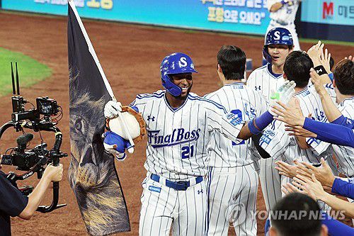 '50홈런 디아즈'(대구=연합뉴스) 김현태 기자 = 30일 대구 삼성라이온즈파크에서 열린 KIA와 삼성의 경기. 1회 말 1사 주자 1, 3루 상황에서 타석에 들어선 삼성 디아즈가 외국인 타자 단일시즌 첫 50번째 홈런이자 3점 홈런을 친 후 동료들의 축하를 받고 있다. 2025.9.30 mtkht@yna.co.kr