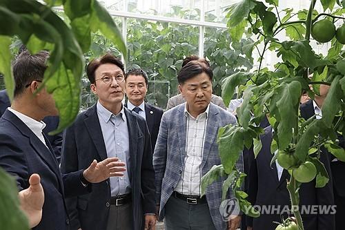 김제 스마트팜혁신밸리 찾은 김민석 국무총리(서울=연합뉴스) 김민석 국무총리가 8일 전북 김제시 스마트팜혁신밸리를 방문해 운영 현황을 점검하고 있다. 2025.10.8 [총리실 제공. 재판매 및 DB금지] uwg806@yna.co.kr