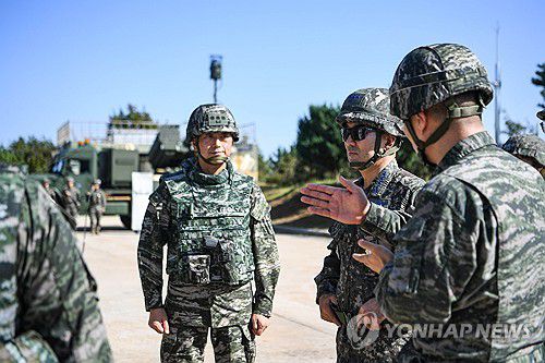 합참, 해병 연평부대 및 해군 전진기지대 대비태세 현장점검(서울=연합뉴스) 진영승 합참의장이 8일 해병 연평부대를 방문해 서해 최전방해역 사수를 위한 대비태세 점검 및 작전현황을 보고받고 있다. 2025.10.8 [합참 제공. 재판매 및 DB 금지] photo@yna.co.kr