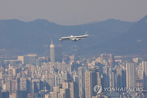 '아시아 대기질 공동 조사' 일환으로 작년 2월 26일 대기질 측정 장비가 설치된 미 항공우주국(NASA)의 연구용 DC-8 항공기가 서울 도심 위를 지나고 있다. [연합뉴스 자료사진]