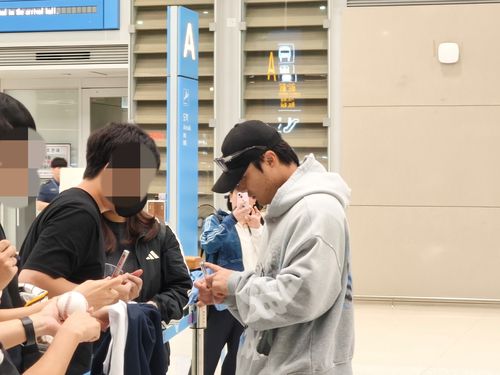 팬들에게 사인해주는 김하성(오른쪽)[촬영= 김동찬]