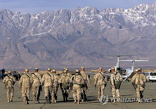 2002년 당시 아프간 바그람 공군기지 활주로[AFP 연합뉴스 자료사진. 재판매 및 DB 금지]