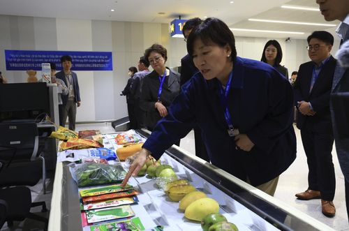 국경검역 현장 찾은 송미령 농식품부 장관[농림축산식품부 제공. 재판매 및 DB금지]