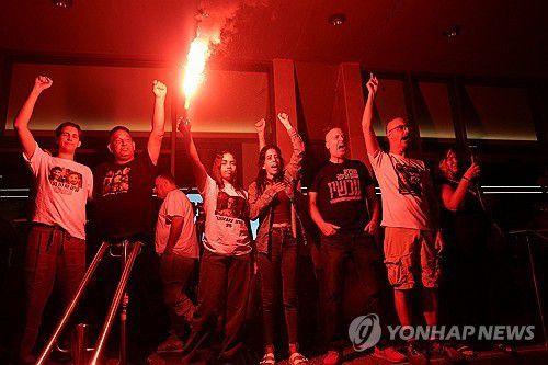 휴전 합의 소식에 기뻐하는 이스라엘 인질 가족[로이터=연합뉴스]