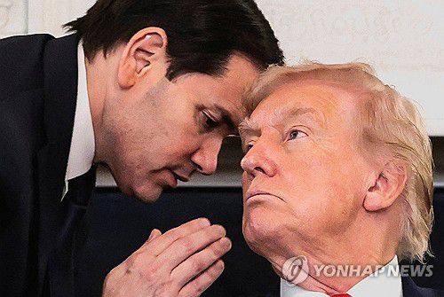 8일(현지시간) 트럼프 대통령에게 귓속말하는 루비오 장관[로이터 연합뉴스. 재판매 및 DB 금지]
