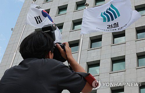 내란특검, 대검찰청 압수수색(서울=연합뉴스) 김인철 기자 = 12·3 비상계엄 관련 내란·외환 의혹을 수사하는 조은석 특별검사팀이 심우정 전 검찰총장과 박성재 전 법무부 장관에 대한 강제 수사에 나선 25일 서울 서초구 대검찰청에서 취재진이 취재를 하고 있다.     이날 내란특검은 박 전 장관의 자택과 법무부, 대검찰청, 서울구치소 등에 대해 압수수색을 진행 중이다. 2025.8.25 yatoya@yna.co.kr