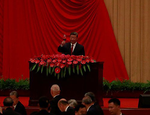 건배 제의하는 시진핑 중국 국가주석(베이징=연합뉴스) 정성조 특파원 = 30일 오후 중국 베이징 인민대회당에서 열린 76주년 중국 국경절 리셉션에서 시진핑 중국 국가주석이 연설 후 건배를 제의하는 모습. 2025.9.30 xing@yna.co.kr